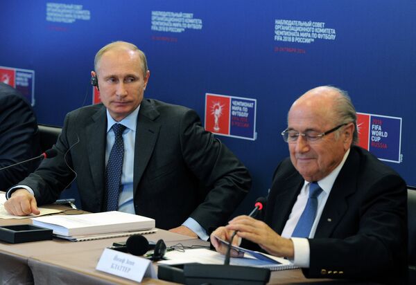 Владимир Путин и Йозеф Блаттер (справа)