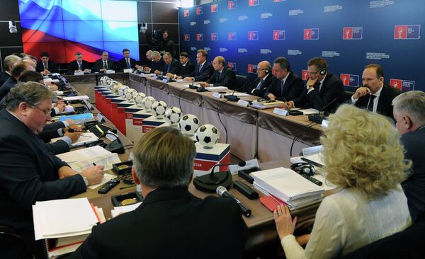 Президент России Владимир Путин проводит заседание наблюдательного совета организационного комитета Россия-2018 по подготовке и проведению чемпионата мира по футболу 2018 года