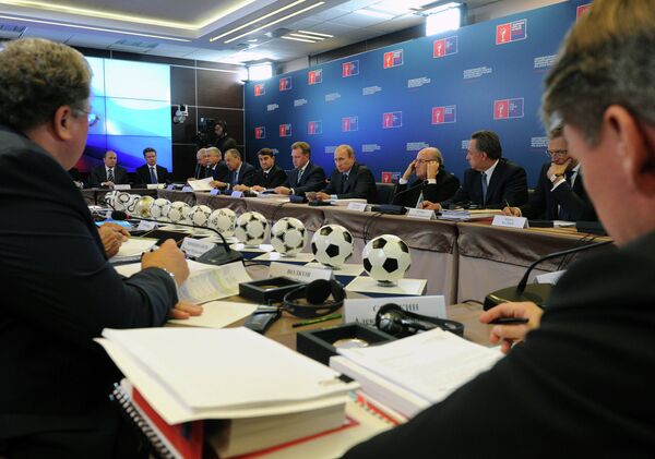 Президент России Владимир Путин проводит заседание наблюдательного совета организационного комитета Россия-2018 по подготовке и проведению чемпионата мира по футболу 2018 года