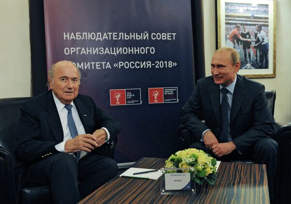 Владимир Путин (справа) и Йозеф Блаттер