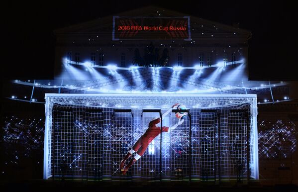 Презентация официального логотипа чемпионата мира 2018 по футболу на фасаде Государственного академического Большого театра в МосквеМ-2018 по футболу