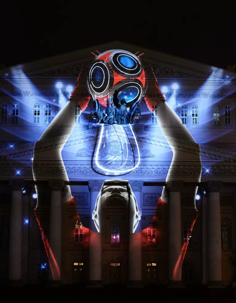 Проекция официального логотипа чемпионата мира 2018 по футболу на фасаде Государственного академического Большого театра в Москве Проекция официального логотипа чемпионата мира 2018 по футболу на фасаде Государственного академического Большого театра в Москве