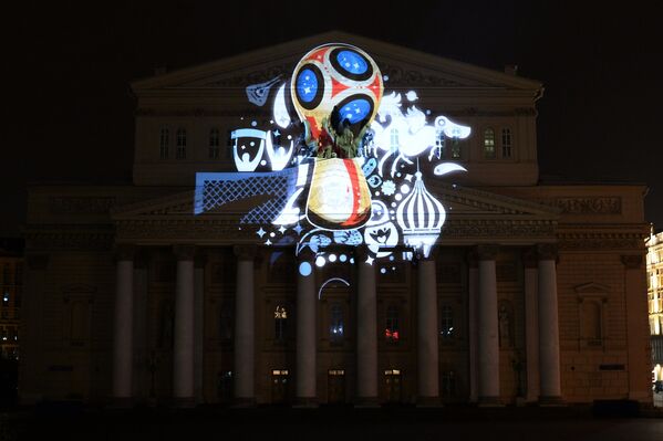 Проекция официального логотипа чемпионата мира 2018 по футболу на фасаде Государственного академического Большого театра в Москве