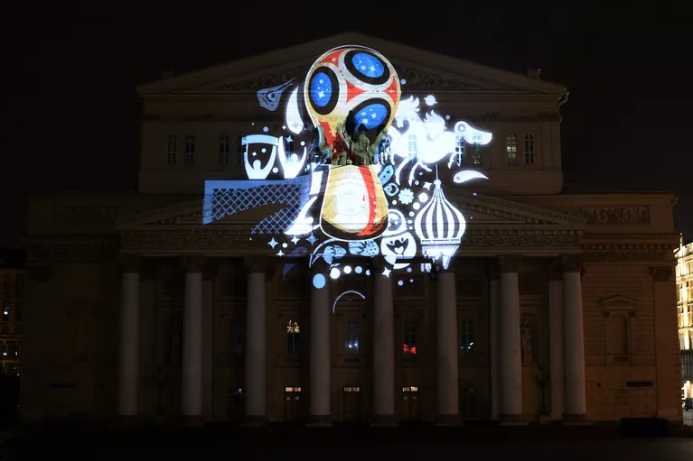 Проекция официального логотипа чемпионата мира 2018 по футболу на фасаде Государственного академического Большого театра в Москве Проекция официального логотипа чемпионата мира 2018 по футболу на фасаде Государственного академического Большого театра в Москве