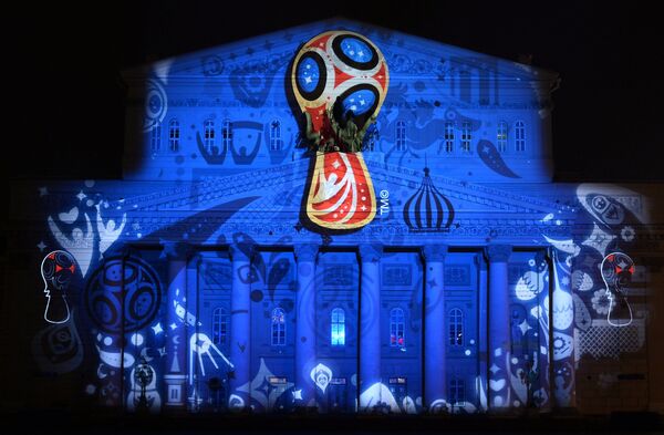 Проекция официального логотипа чемпионата мира 2018 по футболу на фасаде Государственного академического Большого театра в Москве