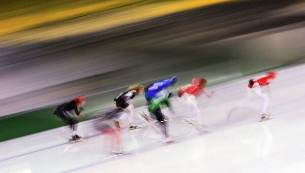 Спортсменки на дистанции масс-старта в соревнованиях по конькобежному спорту среди женщин на Открытом Кубке Москвы