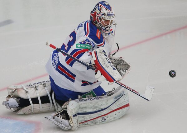 Вратарь СКА Александр Салак в матче регулярного чемпионата КХЛ.