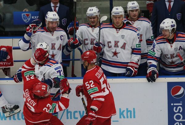 Хоккеисты Витязя Дмитрий Шитиков (слева) и Игорь Головков участвуют в конфликте с хоккеистами СКА.