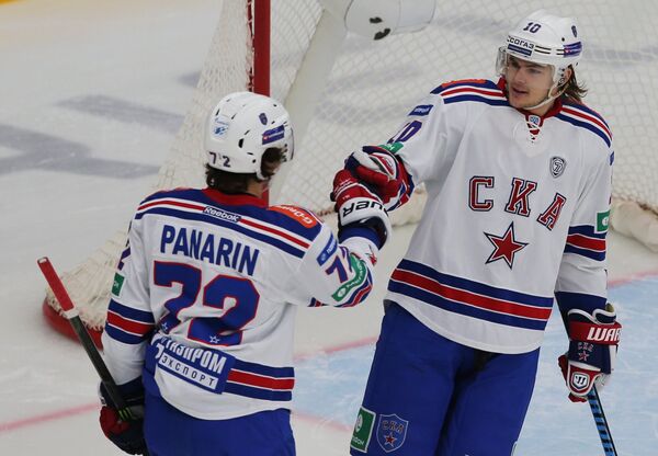 Хоккеисты СКА Артемий Панарин (слева) и Виктор Тихонов
