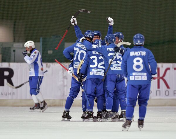 Хоккеисты Динамо (Москва) радуются победному мячу в матче Суперкубка России по хоккею с мячом