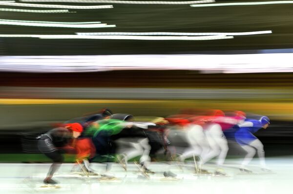 Спортсменки на дистанции масс-старта в соревнованиях по конькобежному спорту