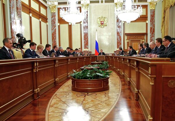 Председатель правительства России Дмитрий Медведев (в центре) проводит в Доме правительства совещание с членами кабинета министров РФ