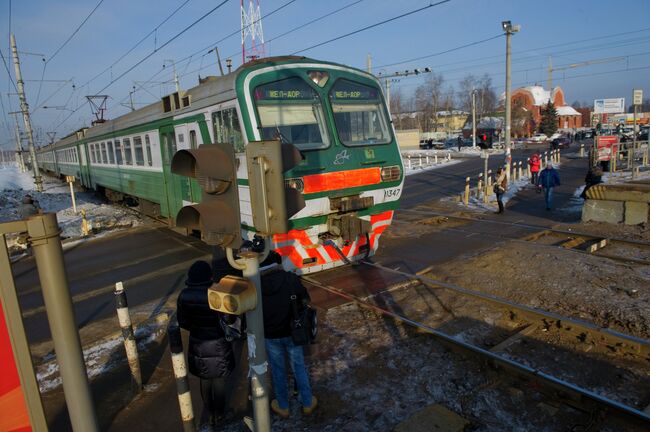 Железнодорожный пешеходный переход. Архивное фото