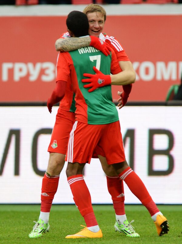 Футболисты Локомотива Роман Павлюченко (на заднем плане) и Майкон радуются забитому голу