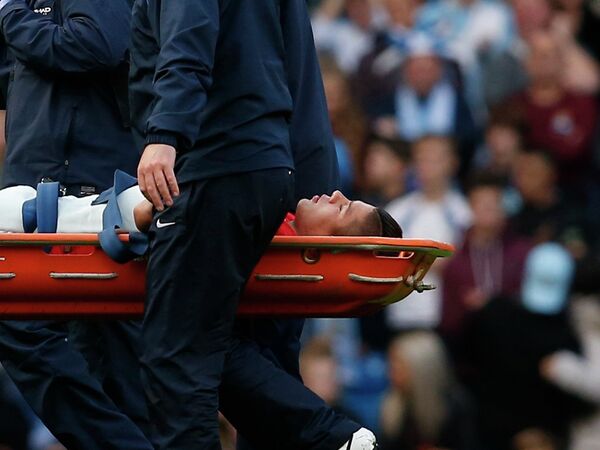 Медики уносят с поля защитника Манчестер Юнайтед Маркоса Рохо