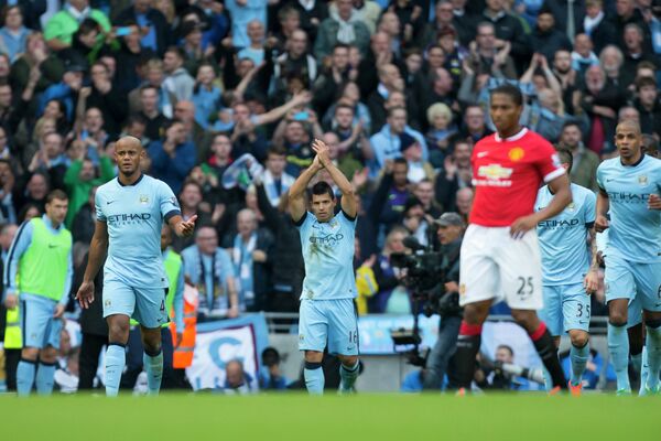 Футболисты Манчестер Сити во главе с Серхио Агуэро (в центре) радуются забитому мячу в ворота Манчестер Юнайтед