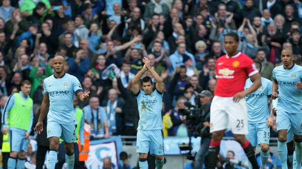 Футболисты Манчестер Сити во главе с Серхио Агуэро (в центре) радуются забитому мячу в ворота Манчестер Юнайтед