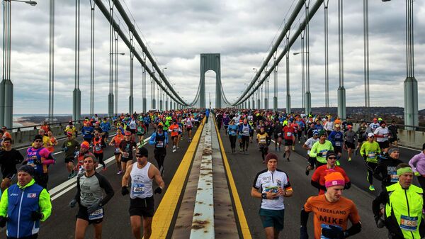Бегуны на дистанции Нью-Йоркского марафона