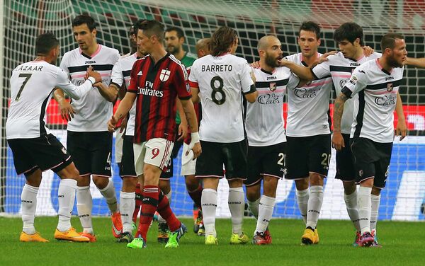 Футболисты Палермо празднуют победу в матче с Миланом