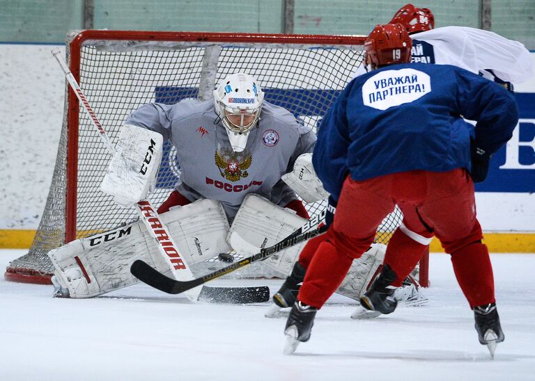 Вратарь сборной России по хоккею Василий Кошечкин (слева)