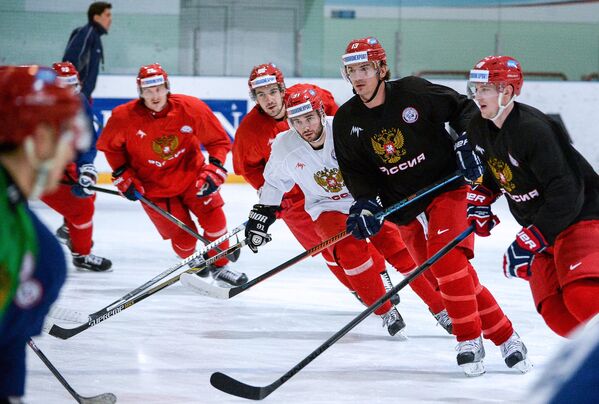 Игроки сборной России по хоккею на тренировке.