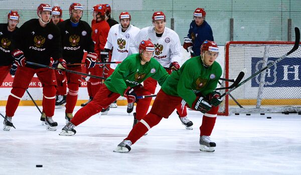 Игроки сборной России по хоккею на тренировке.