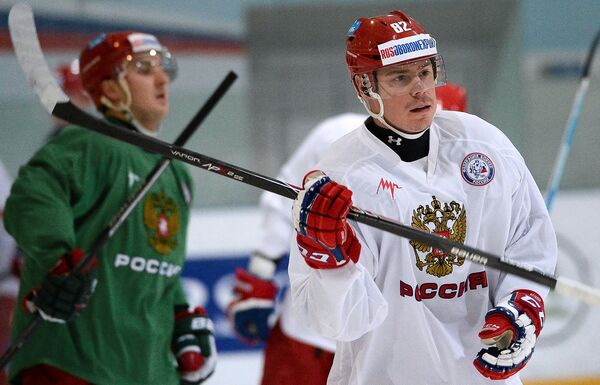 Игрок сборной России по хоккею Евгений Медведев (справа)