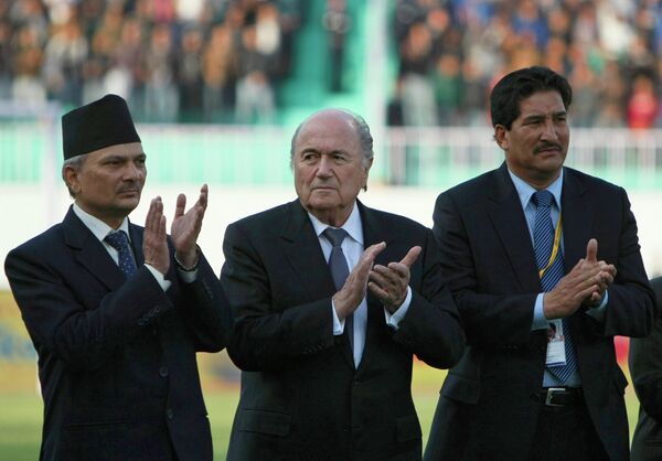 Премьер-министр Непала Бабурам Бхаттараи, президент ФИФА Йозеф Блаттер и президент Футбольной ассоциации Непала (ANFA) Ганеш Тапа