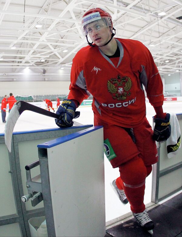 Защитник омского «Авангарда» Николай Глухов во время тренировки молодежной сборной России по хоккею