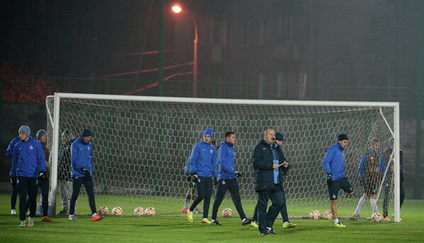 Главный тренер Динамо Станислав Черчесов (в центре) и игроки Динамо на тренировке перед матчем группового этапа лиги Европы.