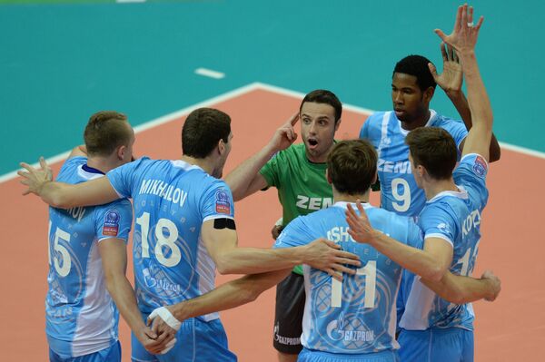 Волейболисты Зенит-Казань радуются выигранному очку в матче Лиги чемпионов.