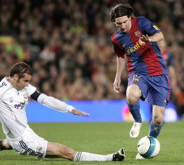 Лионель Месси убегает от защитника Реала Ивана Эльгеры и забивает свой третий мяч в ворота мадридского Реала, 2007 год
