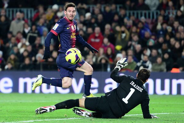 Лионель Месси забивает мяч в ворота Атлетика и сравнивается с лучшим бомбардиром в истории Барселоны в Примере Сесаром Родригесом (190 голов), декабрь 2012
