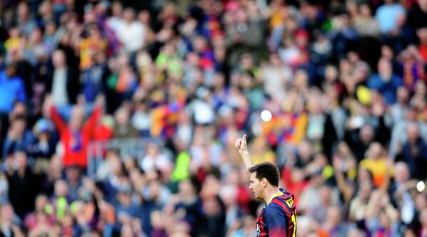 Лионель Месси радуется забитому мячу в ворота Осасуны, ставшему 371-м голом в составе Барселоны, март 2014 года