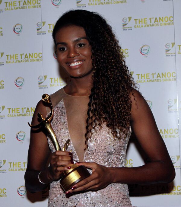 Волейболистка сборной Бразилии Фабиана во время вручения награды лучшей женской команды на ОИ-2012