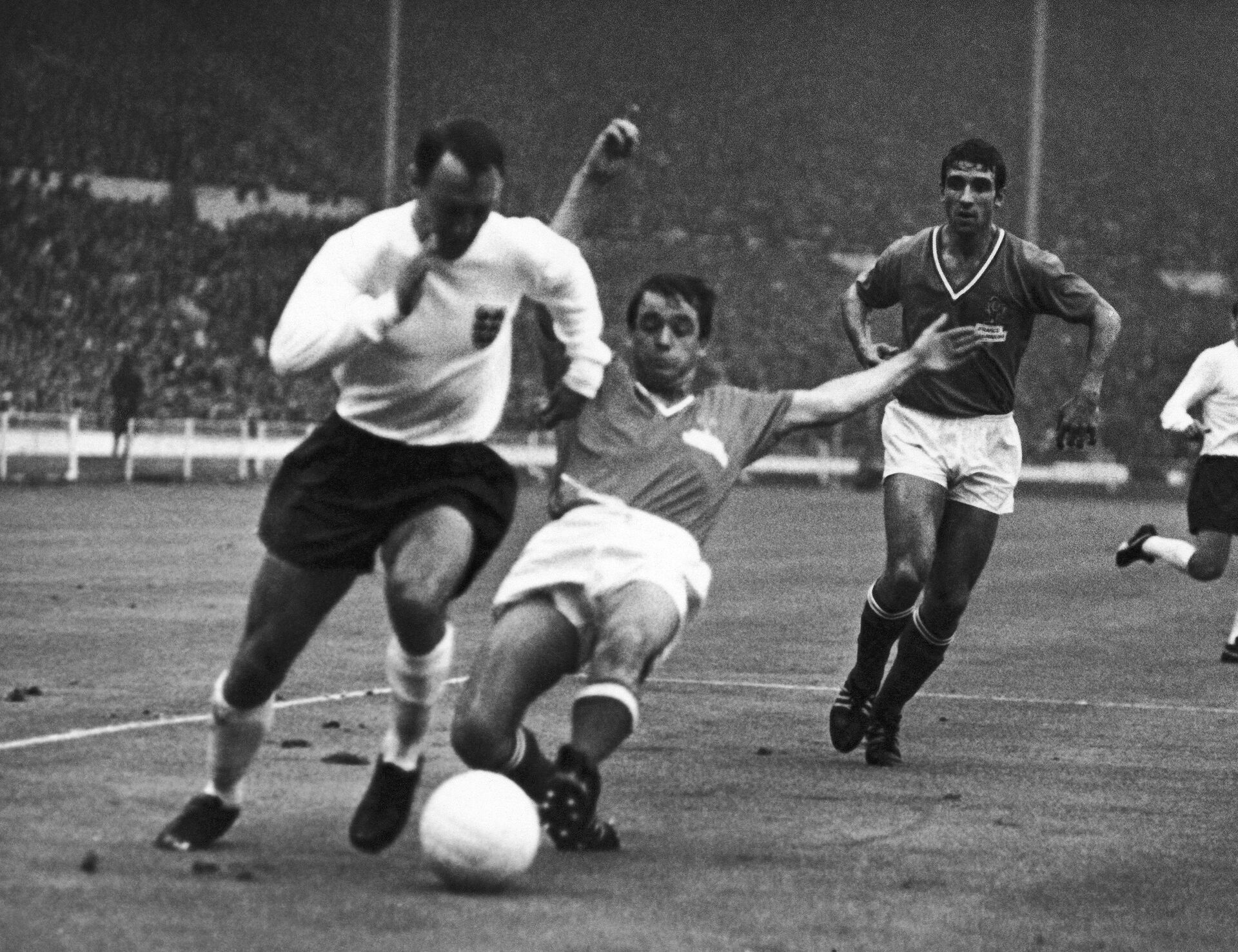 Нападающий сборной Англии по футболу Джимми Гривз (слева) в матче чемпионата мира-1966 с командой Франции - РИА Новости, 1920, 21.10.2022