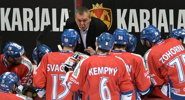 Главный тренер сборной Чехии Владимир Ружичка (в центре) дает указания игрокам