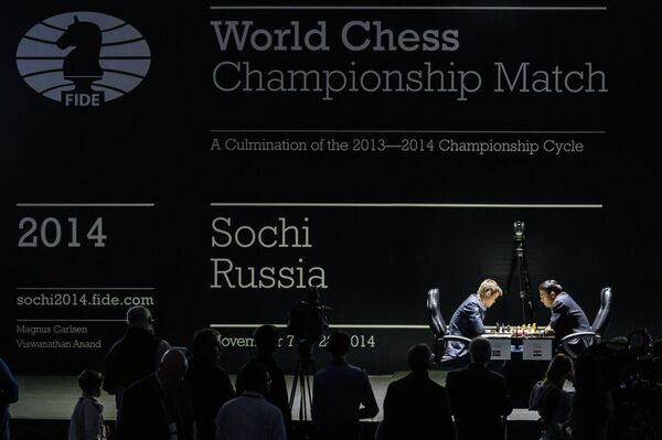 Обладатель титула Магнус Карлсен (слева) и претендент, индийский гроссмейстер Вишванатан Ананд в первой партии матча за звание чемпиона мира по шахматам в Сочи