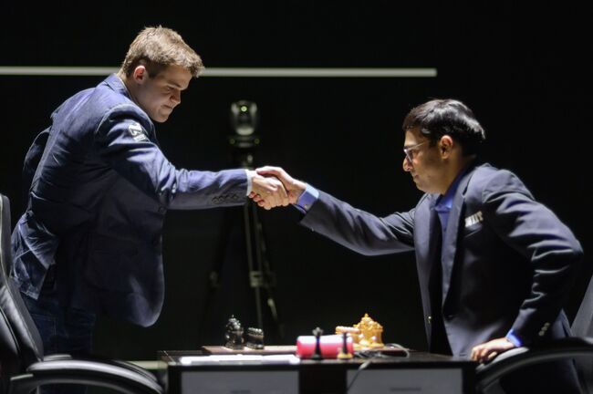 Обладатель титула Магнус Карлсен (слева) и претендент, индийский гроссмейстер Вишванатан Ананд перед началом первой партии матча за звание чемпиона мира по шахматам в Сочи