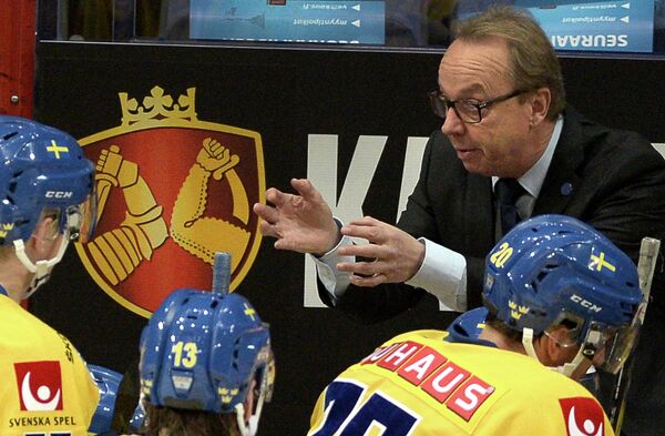 Главный тренер сборной Швеции Пер Мортс (второй справа)