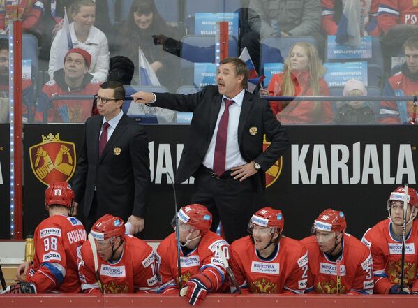 Главный тренер сбоной России Олег Знарок (справа на втором плане)