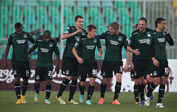 Футболисты Краснодара радуются забитому мячу