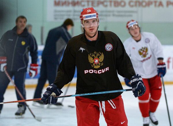 Нападающий сборной России по хоккею Николай Жердев (в центре)