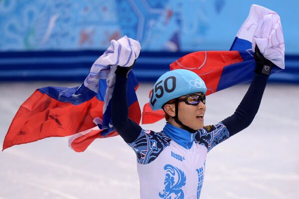 Виктор Ан (Россия) после эстафеты на 5000 метров на соревнованиях по шорт-треку среди мужчин на Олимпийских играх в Сочи