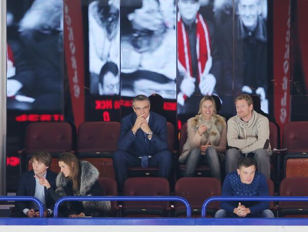 Президент КХЛ Александр Медведев (в центре) на матче регулярного чемпионата КХЛ.