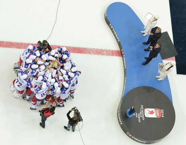 Хоккеисты сборной России с кубком за победу на чемпионате мира по хоккею 2014