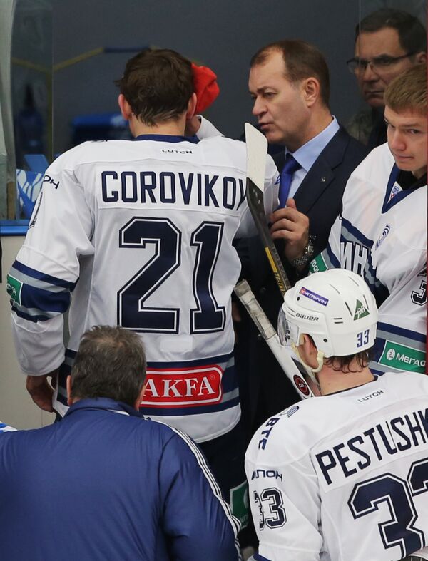 Хоккеист Динамо (Москва) Константин Горовиков, получивший травму покидает площадку.