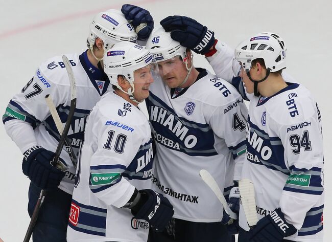 На фото: хоккеисты Динамо радуются забитой шайбе.