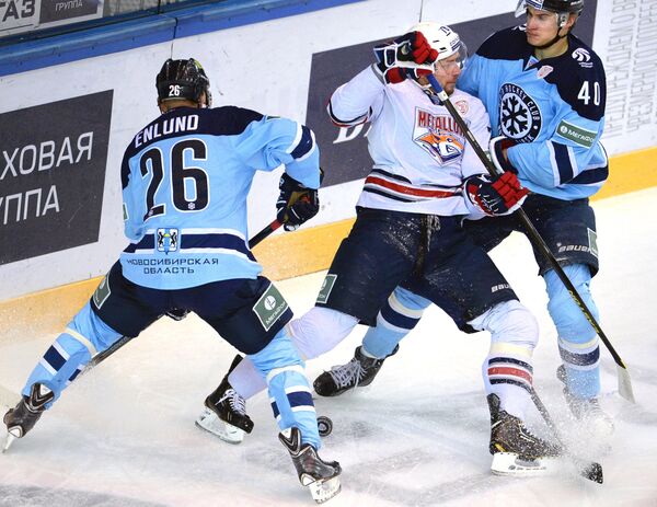 Хоккеисты Сибири Йонас Энлунд (слева), Ярно Коскиранта (справа) и хоккеист Металлурга Ярослав Хабаров.