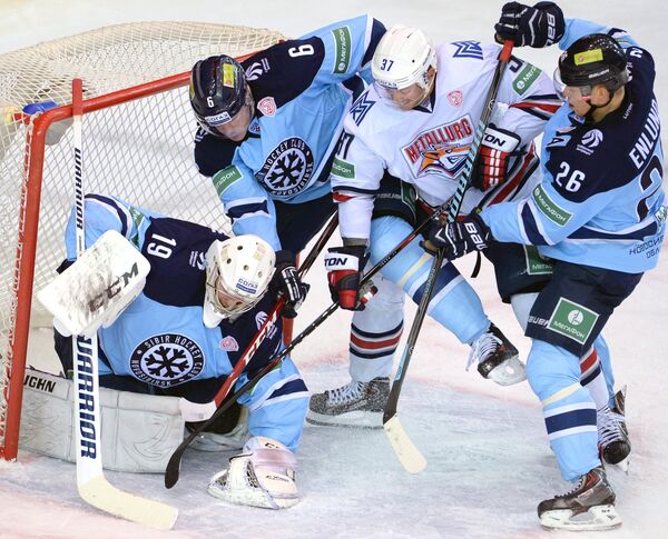 Игровой момент матча регулярного чемпионата КХЛ между ХК Сибирь (Новосибирская область) и ХК Металлург (Магнитогорск).